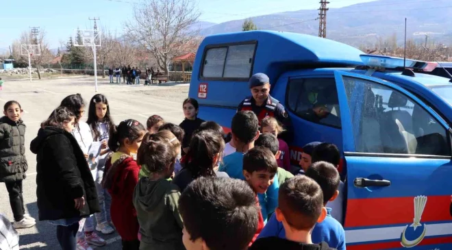 Çorum’da Jandarma Ekipleri Çocukları ve Aileleri Bilgilendiriyor