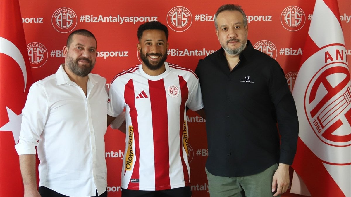 Antalyaspor, yeni transferi Townsend için imza töreni düzenledi