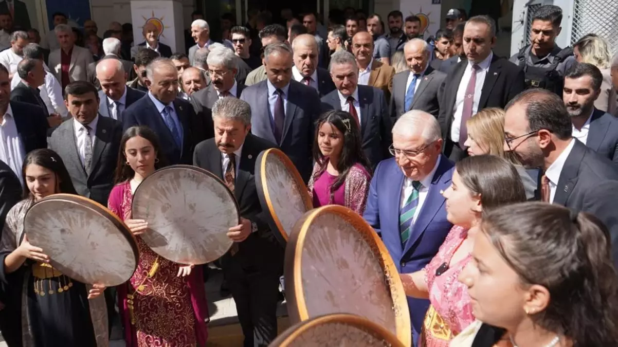 Milli Savunma Bakanı Yaşar Güler, Şırnak’ta Kürtçe şarkılarla karşılandı