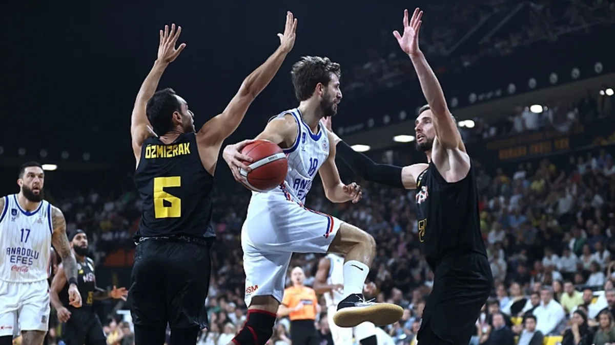 Anadolu Efes’te Doğuş Özdemiroğlu 3 hafta yok