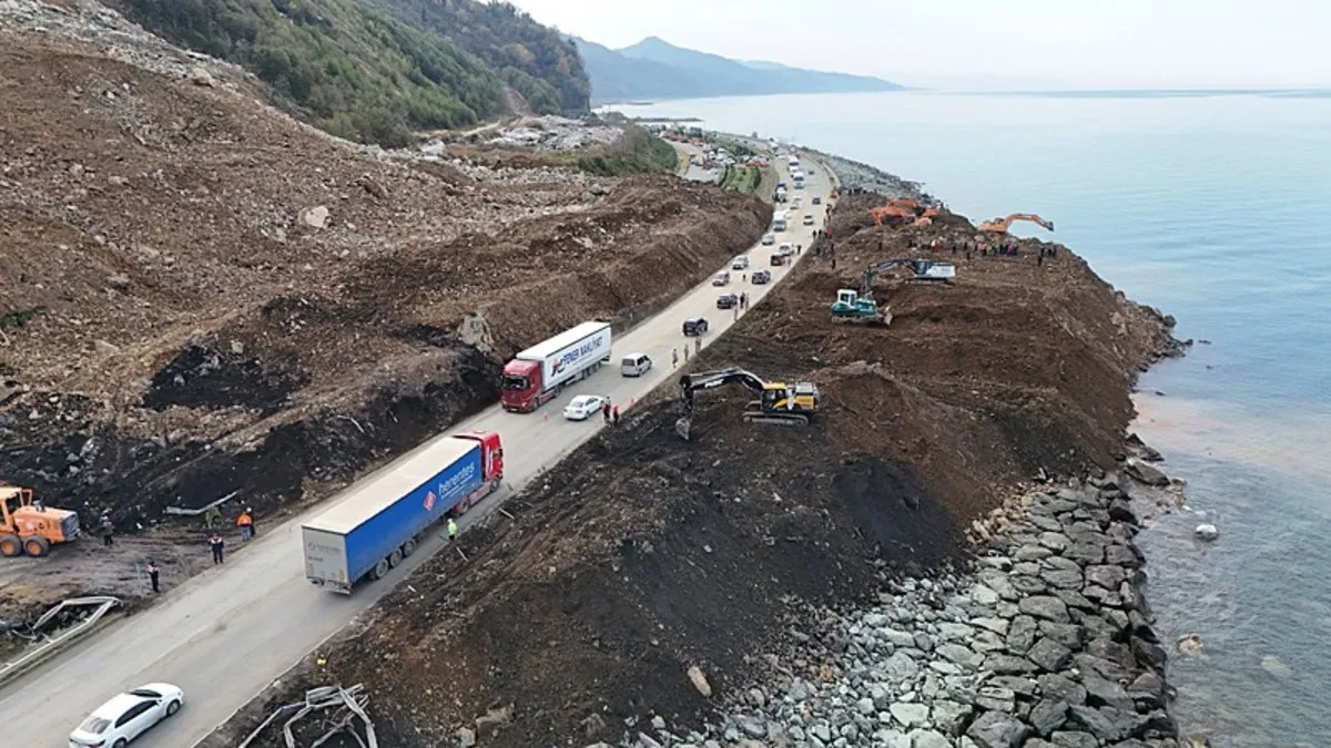 Artvin’de heyelan: Kapanan Karadeniz Sahil Yolu’nda temizlik devam ediyor!